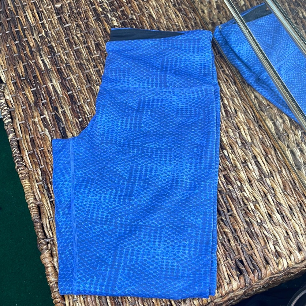 Women’s blue workout leggings